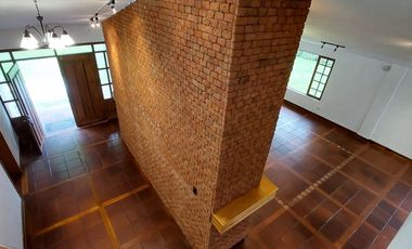 Alquiler de casa grande en Guápulo, para vivienda, oficinas o usos varios.