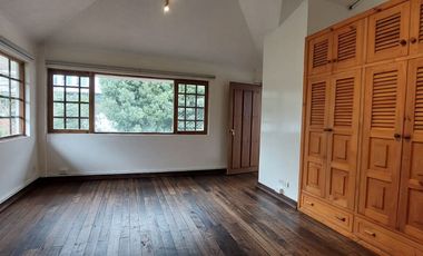 Alquiler de casa grande en Guápulo, para vivienda, oficinas o usos varios.