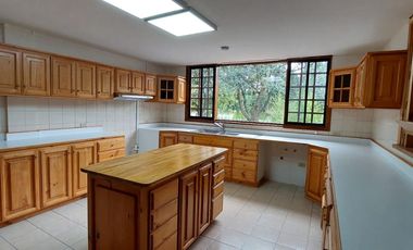 Alquiler de casa grande en Guápulo, para vivienda, oficinas o usos varios.