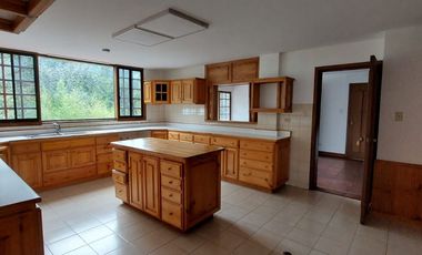 Alquiler de casa grande en Guápulo, para vivienda, oficinas o usos varios.