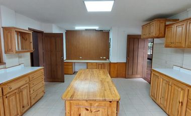 Alquiler de casa grande en Guápulo, para vivienda, oficinas o usos varios.