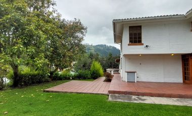 Alquiler de casa grande en Guápulo, para vivienda, oficinas o usos varios.