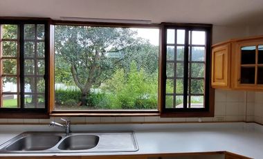 Alquiler de casa grande en Guápulo, para vivienda, oficinas o usos varios.