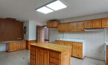 Alquiler de casa grande en Guápulo, para vivienda, oficinas o usos varios.