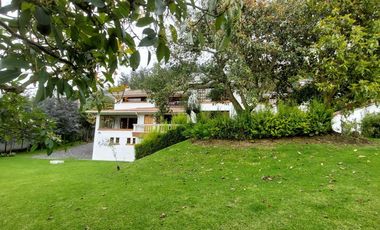 Alquiler de casa grande en Guápulo, para vivienda, oficinas o usos varios.