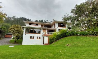 Alquiler de casa grande en Guápulo, para vivienda, oficinas o usos varios.