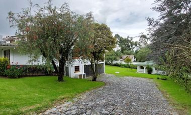 Alquiler de casa grande en Guápulo, para vivienda, oficinas o usos varios.