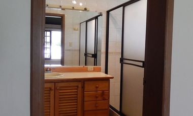 Alquiler de casa grande en Guápulo, para vivienda, oficinas o usos varios.