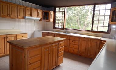 Alquiler de casa grande en Guápulo, para vivienda, oficinas o usos varios.