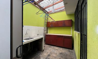 VENTA DE CASA EN ATE 3 PISOS AT.115M2 - AC.283M2
