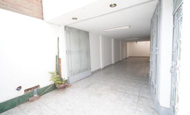 VENTA DE CASA EN ATE 3 PISOS AT.115M2 - AC.283M2