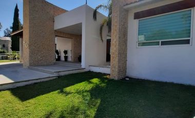 SE VENDE CASA DE UN PISO,CON 4 RECAMARAS Y VISTA AL CAMPO DE GOLF