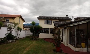 Hermosa casa en venta en la Urbanización Molinos del Viento sector Valle de los Chillos