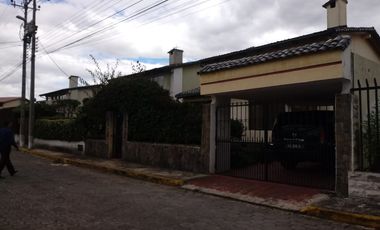 Hermosa casa en venta en la Urbanización Molinos del Viento sector Valle de los Chillos
