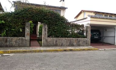 Hermosa casa en venta en la Urbanización Molinos del Viento sector Valle de los Chillos