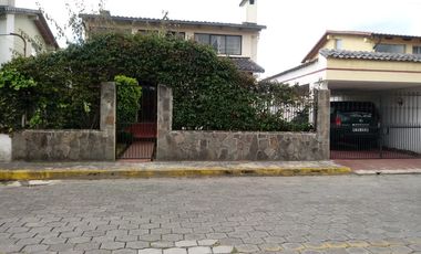 Hermosa casa en venta en la Urbanización Molinos del Viento sector Valle de los Chillos