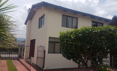 Hermosa casa en venta en la Urbanización Molinos del Viento sector Valle de los Chillos