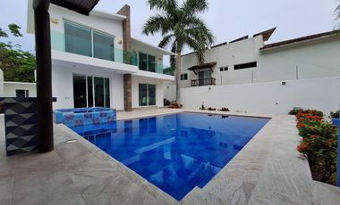 Casa Azul, Zona Hotelera  Ixtapa Zihuatanejo. Amplia con alberca