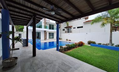 Casa Azul, Zona Hotelera  Ixtapa Zihuatanejo. Amplia con alberca