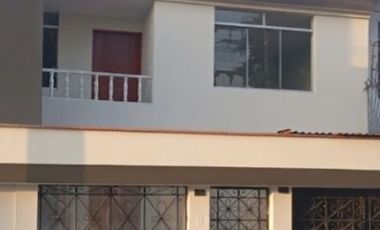 CASA EN VENTA EN LIMA CON VISTA AL PARQUE URUBAMBA