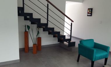 INCREIBLE Y ESPACIOSA CASA TOTALMENTE AMUEBLADA, CERCA DE ZONA INDUSTRIAL.