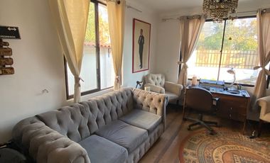 En venta casa estilo Colonial en la comuna de La Cisterna