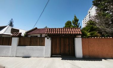 En venta casa estilo Colonial en la comuna de La Cisterna