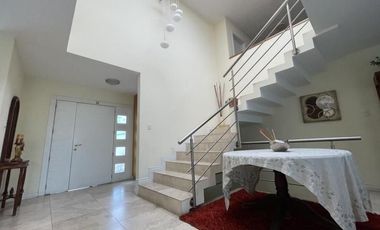 Venta amplia casa 3 dormitorios en la Urbanización El Condado