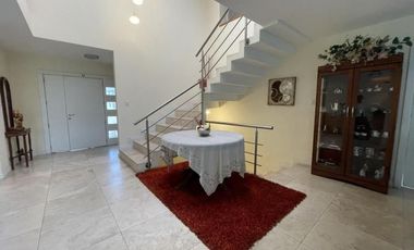 Venta amplia casa 3 dormitorios en la Urbanización El Condado