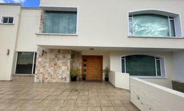 Venta amplia casa 3 dormitorios en la Urbanización El Condado
