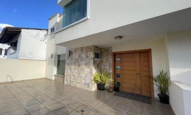 Venta amplia casa 3 dormitorios en la Urbanización El Condado