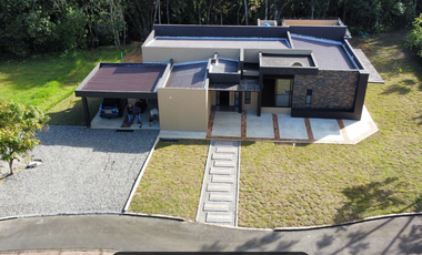 Casa moderna en medio del bosque en exclusivo en el condominio casa de campo en Restrepo