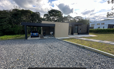 Casa moderna en medio del bosque en exclusivo en el condominio casa de campo en Restrepo