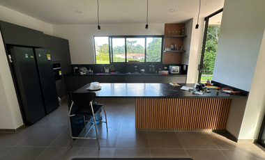 Casa moderna en medio del bosque en exclusivo en el condominio casa de campo en Restrepo