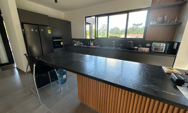 Casa moderna en medio del bosque en exclusivo en el condominio casa de campo en Restrepo