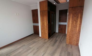 CASA CON INCREÍBLES AMENIDADES (ALBERCA, SALÓN DE USOS MÚLTIPLES, ÁREAS VERDES)