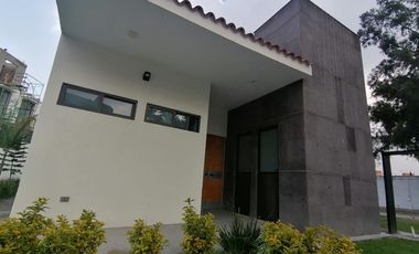 CASA CON INCREÍBLES AMENIDADES (ALBERCA, SALÓN DE USOS MÚLTIPLES, ÁREAS VERDES)