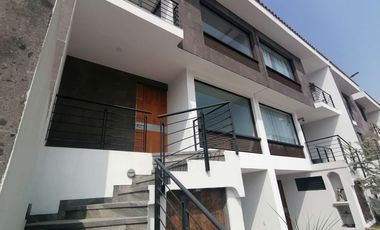 CASA CON INCREÍBLES AMENIDADES (ALBERCA, SALÓN DE USOS MÚLTIPLES, ÁREAS VERDES)