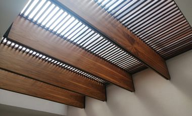 CASA CON INCREÍBLES AMENIDADES (ALBERCA, SALÓN DE USOS MÚLTIPLES, ÁREAS VERDES)