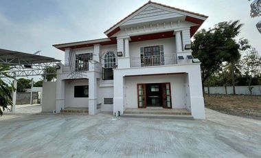 For sale/rent, single house, Nakhon Chai Si, spacious area, near Central, near the main road, convenient travel.