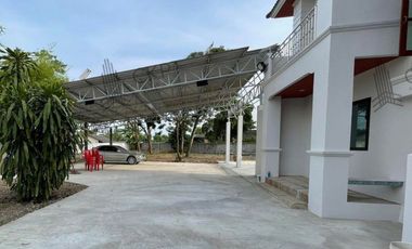 For sale/rent, single house, Nakhon Chai Si, spacious area, near Central, near the main road, convenient travel.