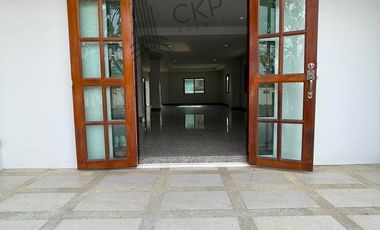 For sale/rent, single house, Nakhon Chai Si, spacious area, near Central, near the main road, convenient travel.