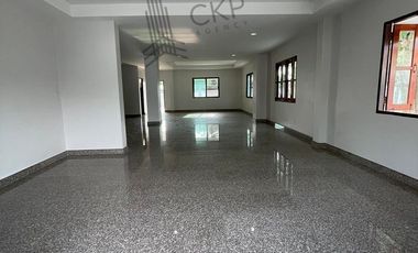 For sale/rent, single house, Nakhon Chai Si, spacious area, near Central, near the main road, convenient travel.