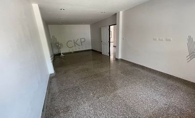 For sale/rent, single house, Nakhon Chai Si, spacious area, near Central, near the main road, convenient travel.
