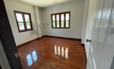For sale/rent, single house, Nakhon Chai Si, spacious area, near Central, near the main road, convenient travel.