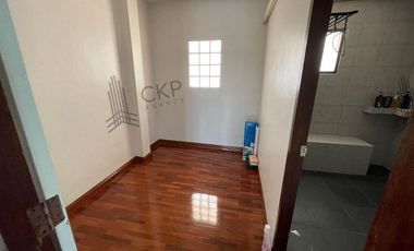 For sale/rent, single house, Nakhon Chai Si, spacious area, near Central, near the main road, convenient travel.