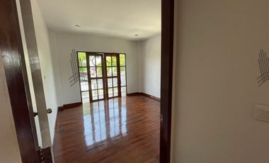 For sale/rent, single house, Nakhon Chai Si, spacious area, near Central, near the main road, convenient travel.