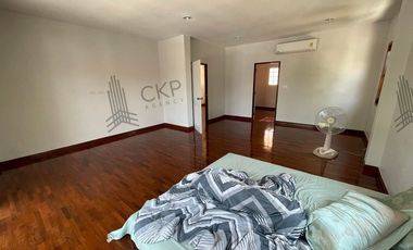 For sale/rent, single house, Nakhon Chai Si, spacious area, near Central, near the main road, convenient travel.