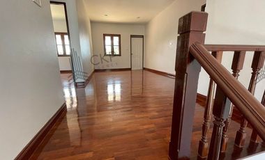For sale/rent, single house, Nakhon Chai Si, spacious area, near Central, near the main road, convenient travel.