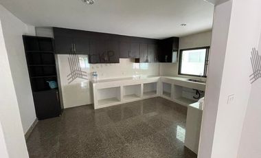For sale/rent, single house, Nakhon Chai Si, spacious area, near Central, near the main road, convenient travel.